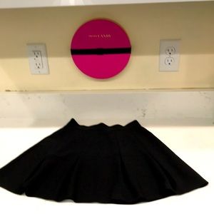 TEENS/TWEENSsz XS BLACK PLEATED TEENS SKIRT. Has zipper in back. COOL